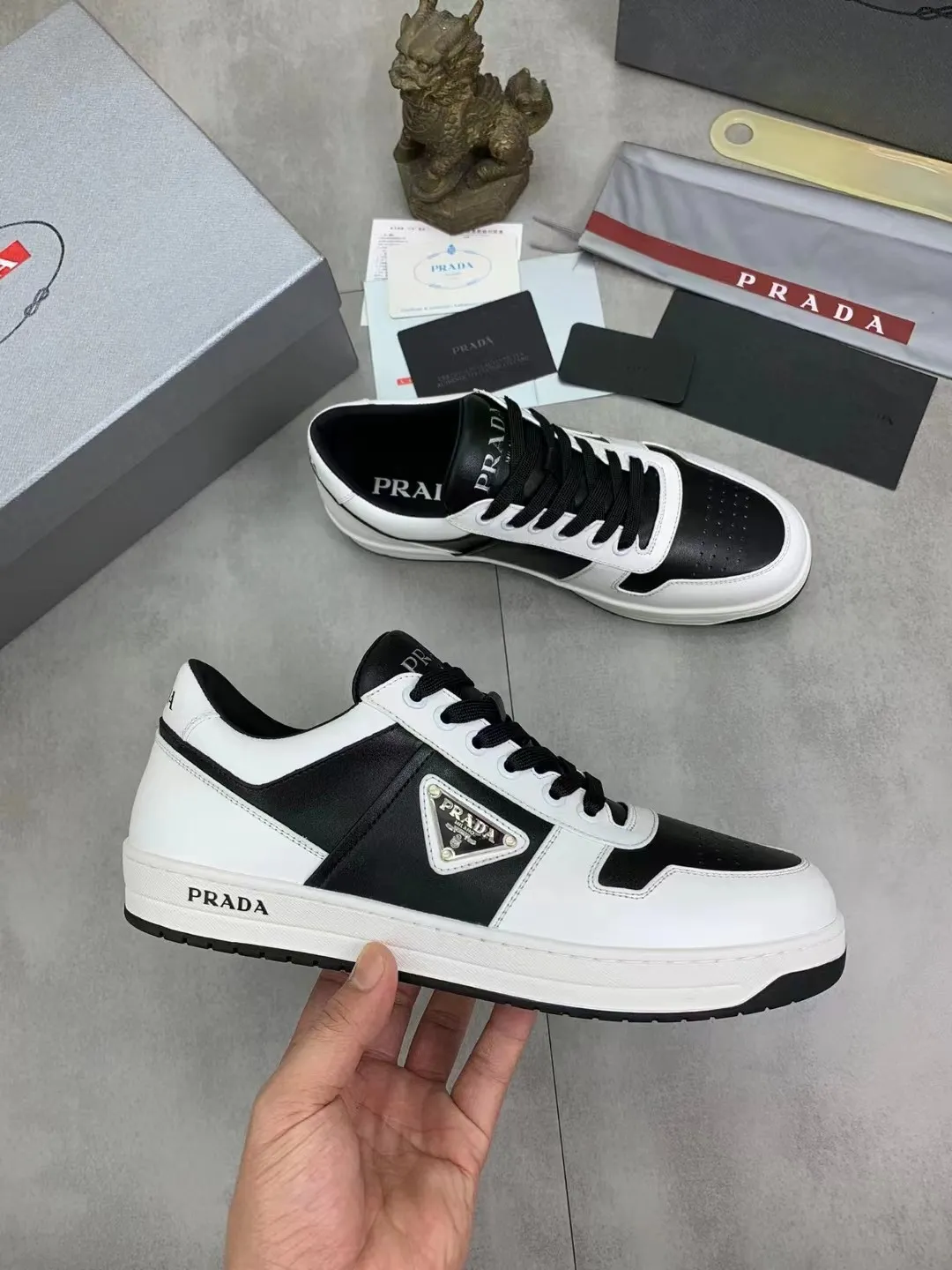 P380 Yuan 38-45 Prada Prada’s new men’s leather sports shoes, the highest version on the market, any comparison is welcome🆚! The original leather has excellent texture and is super high-end! Fetal sheep net lining imported from Italy, removable pad! Luxurious materials and fine workmanship, highly recommended!